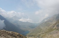 06-Un momento di sole al passo e la vista sui laghi